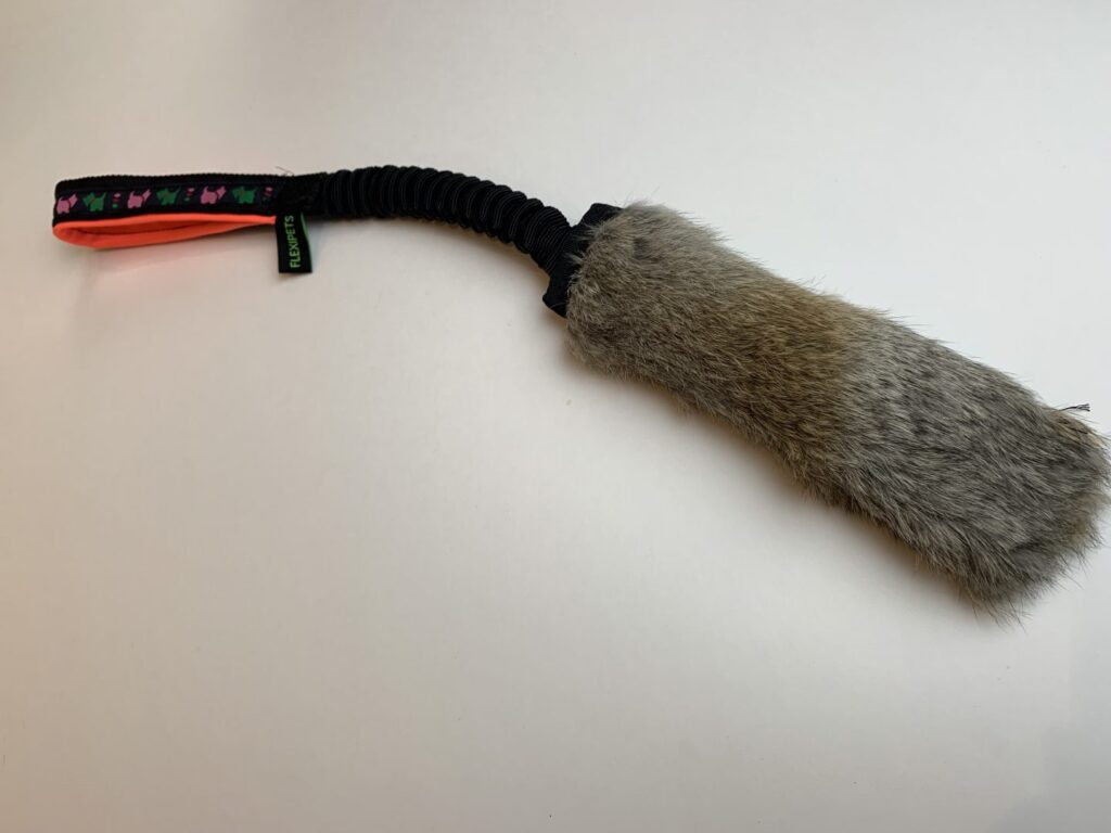 Mordedor de piel de conejo con asa larga y pito